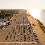 Διαμέρισμα Seaside - Poolside Getaway